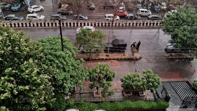 दिल्ली-NCR में भीषण गर्मी के बीच अचानक मौसम बदला, नोएडा में धूल भरी आंधी के साथ बारिश, देखें VIDEO