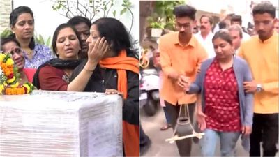 Video: पहलगाम में मारे गए पुणे के संतोष जगदाले का बेटी ने किया अंतिम संस्कार, दर्दनाक मंजर देख फट जाएगा कलेजा