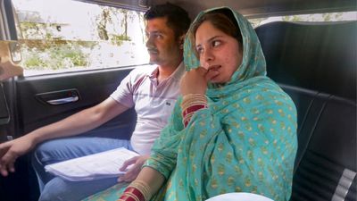 CRPF jawan: पाकिस्तानी महिला से शादी छुपाने पर जवान बर्खास्त, राष्ट्रीय सुरक्षा के लिए खतरा बताया