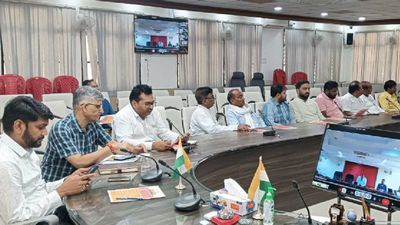 Maharajganj News: गेहूं और धान के अवैध भंडारण के विरुद्ध प्रशासन की बड़ी कार्रवाई