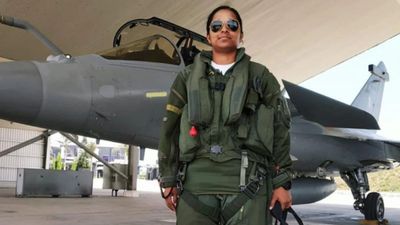 Shivangi Singh: कौन हैं स्क्वॉड्रन लीडर शिवांगी सिंह? IAF की पहली महिला राफेल पायलट बन रच चुकी हैं इतिहास