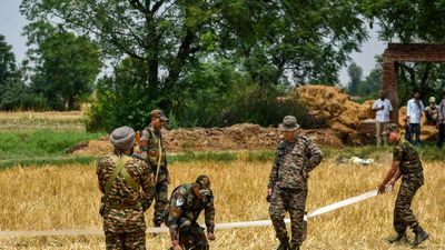  India Pakistan War: एयर इंडिया,आकासा और इंडिगो की नई गाइडलाइंस जारी,जानिए आज कहां-कहां बंद हैं स्कूल?