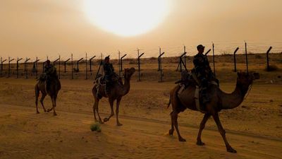 India Pakistan War: राजस्‍थान बॉर्डर पर भारत ने पाकिस्‍तान को जमकर धोया, जैसलमेर में मिला जिंदा बम 