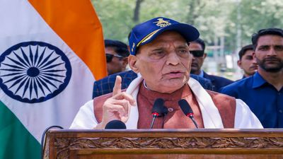 Rajnath Singh पहुंचे भुज एयरफोर्स स्टेशन, भाषण में इन 10 मुद्दों पर रहा रक्षा मंत्री का फोकस