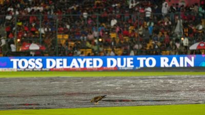 RCB vs KKR: आरसीबी-केकेआर मैच में बारिश का खलल, कब होगा इस मुकाबले का टॉस