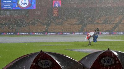 RCB vs KKR: आरसीबी-केकेआर मैच में कितने ओवर कटेंगे? क्या है मुकाबला रद्द होने का टाइम