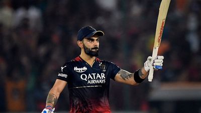 RCB vs KKR, Pitch Report: आईपीएल में आज बल्लेबाज या गेंदबाज कौन पड़ेगा भारी? जानें बेंगलुरु की पिच रिपोर्ट