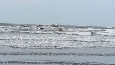 Raigad के कोरलाई तट पर दिखी संदिग्ध नाव, दूसरे देश की होने की आशंका, मचा हड़कंप