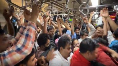 Mumbai local train: खचाखच यात्रियों से भरी ट्रेन में जमकर हुई धक्का-मुक्की, VIDEO देख लोगों का फूटा गुस्सा