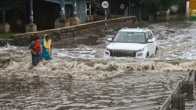 भारी बारिश ने रोकी गुरुग्राम की रफ्तार, 12 घंटे में गिरा 133 mm पानी, जारी की गई वर्क फ्रॉम होम एडवाइजरी