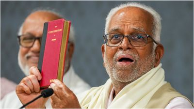 VP Election: उपराष्ट्रपति चुनाव को ‘बायकॉट’ कर इन पार्टियों ने बदल दिया समीकरण, किसकी जीत हुई आसान