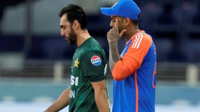 IND vs PAK: सूर्या ने टॉस पर दिखाई पाकिस्तानी कप्तान को तल्खी, क्या हुआ जिसका दर्शकों ने किया फुल सपोर्ट