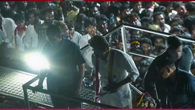 Karur Stampede: कौन हैं विजय के 3 सहयोगी, जिनपर 40 लोगों की मौत के बाद केस दर्ज?