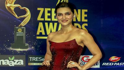 Kriti Sanon ने एक्ट्रेस के साथ भेदभाव के खिलाफ खोला मोर्चा, 'मेल एक्टर्स को मिलते हैं अच्छे रूम और बड़ी कार'