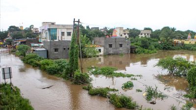 भारी बारिश से महाराष्ट्र बेहाल: मराठवाड़ा के कई गांव डूबे, बीड़ और लातूर के घरों में घुसा पानी