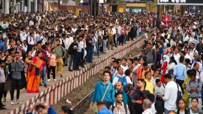 Mumbai Local Train: अंधेरी में गड़बड़ी के कारण 30 से ज़्यादा ट्रेनें रद्द, यात्रियों को करना पड़ा लंबा इंतजार 