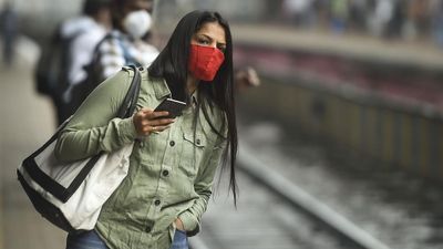 Mumbai local train: मुंबई लोकल में छेड़खानी की तो खैर नहीं, छेड़छाड़ करते ही अरेस्ट किया गया 62 वर्षीय शख्स