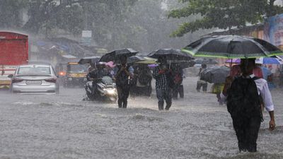 Mumbai Weather: अरब सागर में हलचल का दिखने लगा असर, आसमानी आफत से त्राहिमाम मुंबई