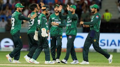 PAK vs UAE: पाकिस्तान की नौटंकी से टॉस में देरी, कब शुरू होगा मैच, अब पाक ने टेके घुटने