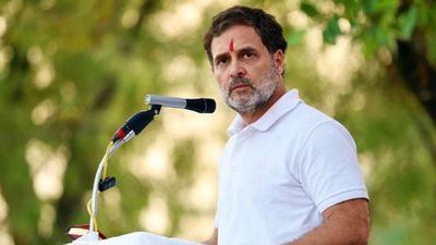 रायबरेली में राहुल गांधी की मुसीबत बढ़ी! काफिला रोका, BJP का हंगामा- 'PM मोदी की मां को गाली दी, माफी मांगो'