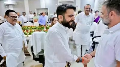 UP Politics: राजनीति का सुंदर अंदाज, राहुल गांधी से आशीर्वाद लेने पहुंचे धुर-विरोधी दिनेश सिंह के बेटे