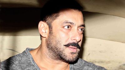 इस शख्स के सामने सलमान खान लगते हैं हकलाने, नहीं निकलते शब्द,  सामने बैठने की भी नहीं होती हिम्मत!