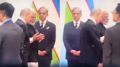 पुतिन से गर्मजोशी से मिले PM मोदी, खिसियानी बिल्ली जैसी नजरों से देखते रहे Shahbaz Sharif, देखें वीडियो
