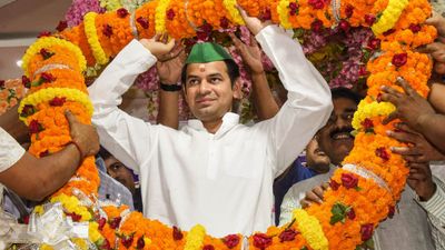 Bihar Politics 2025: 'कभी मेरे पैरों में गिरे थे', पवन सिंह की NDA में वापसी पर तेज प्रताप ने कसा तीखा तंज