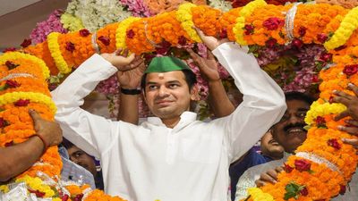 Bihar Chunav: भाई तेजस्वी को बख्शने के मूड में नहीं Tej Pratap Yadav, ताबड़तोड़ हमले के पीछे क्या है रणनीति?