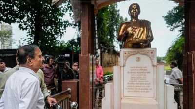 उद्धव ठाकरे की मां मीनाताई ठाकरे की प्रतिमा पर फेंका गया लाल रंग, शिवसैनिकों में आक्रोश