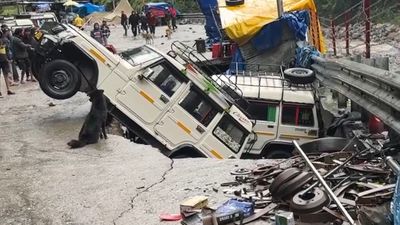 Uttarakhand Weather: उत्तराखंड में भारी बारिश का कहर जारी, सोनप्रयाग का शटल पार्किंग का धंस गया एक हिस्‍सा 