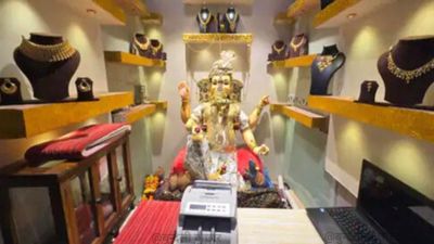 Ujjain News: उज्जैन के पटनी बाजार में भगवान गणेश का अनोखा पंडाल, सोने-चांदी के आभूषणों से सजा साहूकार गणपति