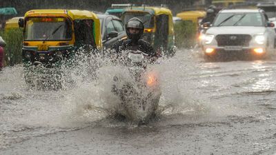 Aaj Ka Mausam: दिल्ली-NCR में आंधी-तूफान, UP-बिहार समेत 17 राज्यों में बारिश का अलर्ट! पढ़ें वेदर अपडेट