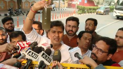 VIDEO: दिल्ली की CM के घर यमुना का पानी देने पहुंचे AAP नेता, रेखा गुप्ता को दी बड़ी चुनौती