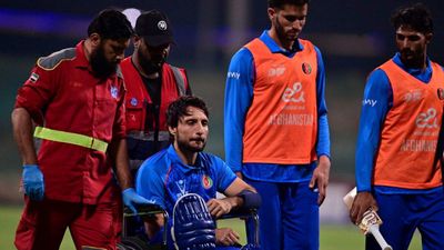 AFG vs BAN: दर्दनाक हादसे के बाद खिलाड़ी मैदान से बाहर, लाइव मैच में व्हीलचेयर से ले जाया गया