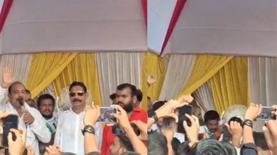 Bihar Chunav: अनंत सिंह के साथ हुआ 'धमाका', मंच टूटा और 'बाहुबली' धड़ाम! देखें वायरल वीडियो!