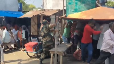 Begusarai Teghra News: तेघड़ा में नामांकन पर हंगामा, पुलिस का लाठीचार्ज! कांग्रेस-BJP के समर्थकों में नोकझोंक