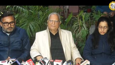 Bihar Election: कौन हैं YV गिरी? सम्राट चौधरी से अशोक चौधरी तक को घेरा, अब जन सुराज से इस सीट से लड़ेंगे चुनाव