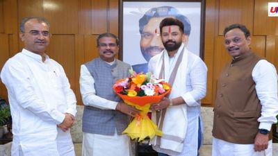Bihar Chunav: चिराग पासवान और धर्मेंद्र प्रधान की मुलाकात में सुलझा सीट शेयरिंग का पेंच, जानें क्या हुई डील?