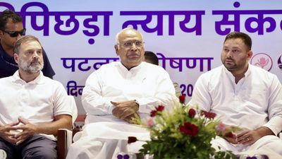 Bihar Chunav: RJD-कांग्रेस ने 1-1 सीटों पर किया बैकआउट, अब भी 11 सीटों पर आमने-सामने महागठबंधन के प्रत्याशी