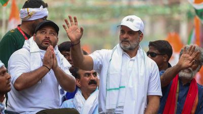 Bihar Chunav: टूट के कगार पर महागठबंधन! कांग्रेस ने कर दिया बड़ा ऐलान, टेंशन में तेजस्वी ने वापस लिए सिंबल