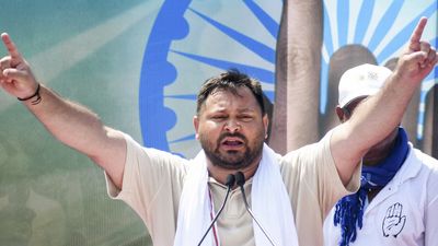 Bihar Chunav: NDA में सीट शेयरिंग पर तकरार को देख तेजस्वी यादव ने चला दांव, चिराग पासवान को दिया संदेश