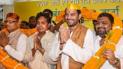 Bihar Election: तेज प्रताप के 5 साथी बदल देंगे चुनावी खेल? जानिए गठबंधन की 6 पार्टियों की ताकत और पूरा गणित