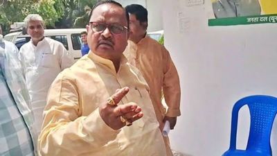 Bihar Chunav: 'मेरा टिकट कटना आठवां आश्चर्य', गोपाल मंडल ने भरा नॉमिनेशन, किस पार्टी से लड़ रहे हैं चुनाव?