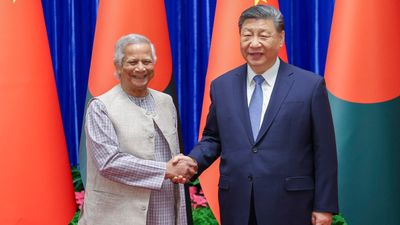 China Debt Trap: कर्ज के जाल में फंसता जा रहा बांग्लादेश, चीन को देने पड़े बंदरगाह, भारत के लिए टेंशन!