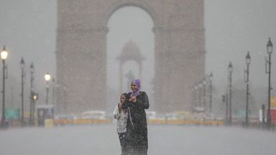 Delhi-NCR Rain: दिल्ली-NCR के कई इलाके तेज बारिश से लबा-लब! करवा चौथ पर कैसे दिखेगा चांद? 