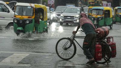 Delhi NCR Weather Today: बारिश ने कर दी 'सर्दी' की एंट्री, आज कैसा रहेगा आपके शहर का मौसम?