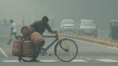 Delhi NCR Weather: दिल्ली-एनसीआर में बढ़ी ठंड, नोएडा-गाजियाबाद और गुरुग्राम में कैसा रहेगा आज के मौसम का हाल?