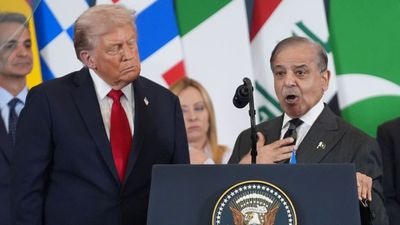 वाह रे ट्रंप! शाहबाज शरीफ को पीछे खड़ा कर PM मोदी की तारीफ में पढ़े कसीदे, बेमन हंसते नजर आए पाक PM