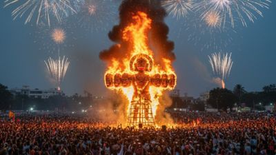 Dussehra 2025: देश भर में धूमधाम से मना दशहरा, बारिश में कहीं गल कर ढह गया रावण, कहीं जल कर हुआ खत्म, Video